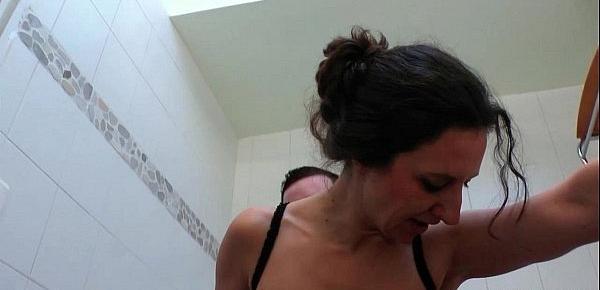  Il se fait sucer par sa belle mere avant de la baiser dans la baignoire